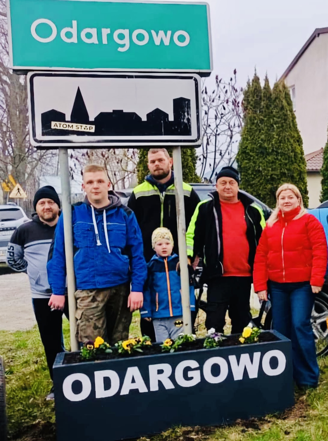 Wiosna rozkwita w Odargowie – nowe donice i kolorowe bratki już cieszą oko mieszkańców!